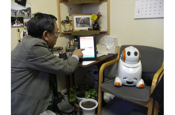 コミュニケーションロボット「PaPeRo」で、デジタル談話室や見守りシステムが利用できる