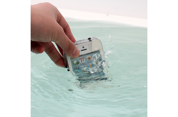 防水仕様のイメージ（iPhone 5は別売）