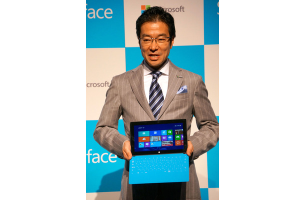 3月15日発売の新型タブレット「Surface RT」を手にする、日本マイクロソフトの樋口泰行社長