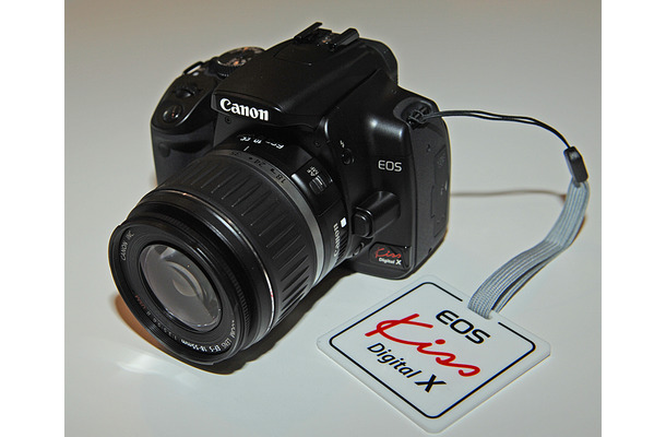 　GW明け最初の価格調査に選んだのはデジタル一眼レフカメラだ。パーツショップのあるバイヤーが最近購入したキヤノンの「EOS KissデジタルX」を見せつけられ、悔しいので欲しくなった