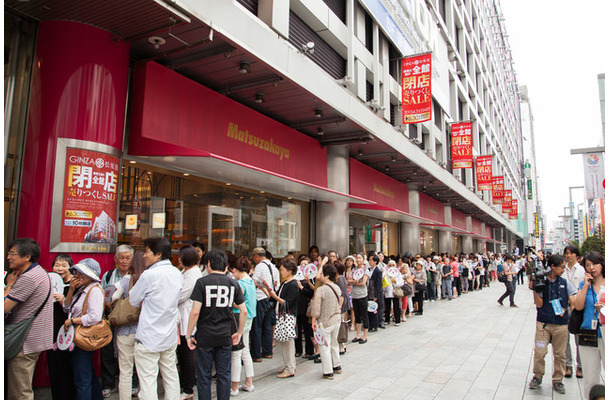 松坂屋銀座店の最終セールには約300人が並んだ