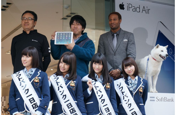 ソフトバンクが開催した iPad Airの発売セレモニーにNMB48らが参加した