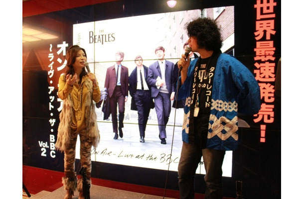 ザ・ビートルズのアルバム発売記念イベントに出席したシルク（左）