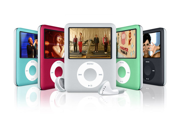 第3世代iPod nano（左からブルー/レッド/シルバー/グリーン/ブラック）