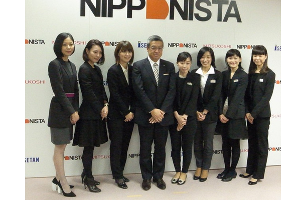 「NIPPONISTA」の女性チームと大西洋・三越伊勢丹HD代表取締役社長執行役員