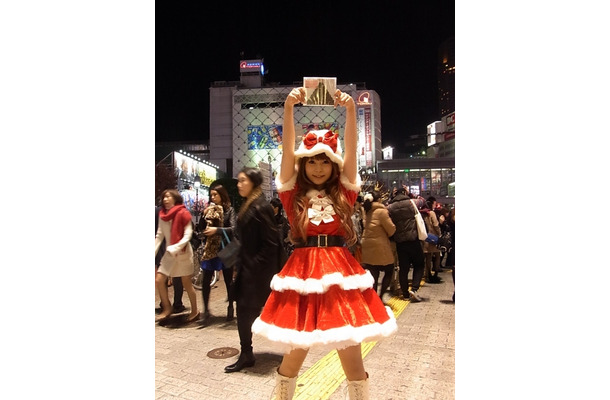 東京・渋谷の街にサンタクロース姿で現れた中川翔子