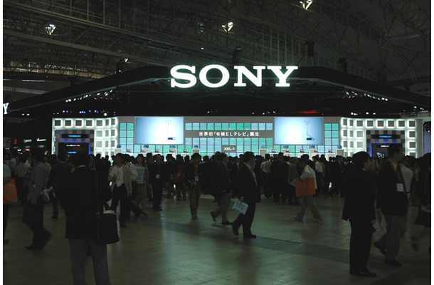 　ソニーが1日発表した11V型（最薄部約3mm）の有機ELテレビ「XEL-1」が、CEATECで展示されている。