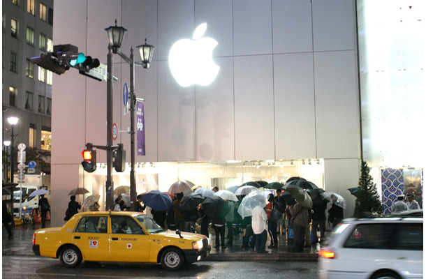 雨の中、アップル銀座店に300人の長蛇の列