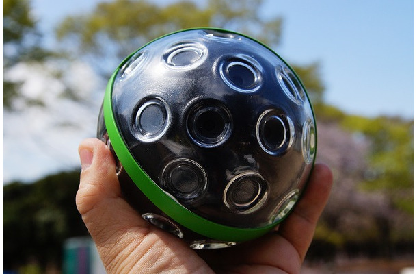 全天球ボール型カメラ「Panono」、これは製品化に向けたデザイン検討のためのモデル。