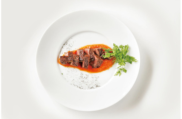 アル・ケッチァーノの「ネイチャーコース」のメインディッシュ。アッサムティーでのばしたニンジンのピューレと牛肉のステーキ