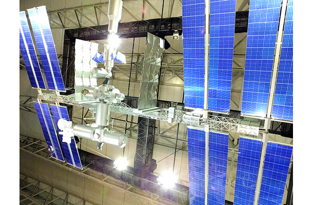 ブルーの太陽電池パドルが目を引く国際宇宙ステーションの1/10モデル