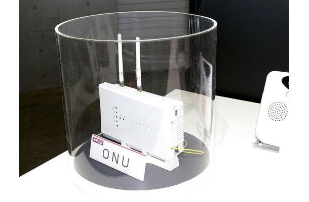 富士通ブースに参考出品されている無線LAN AP機能搭載のONU