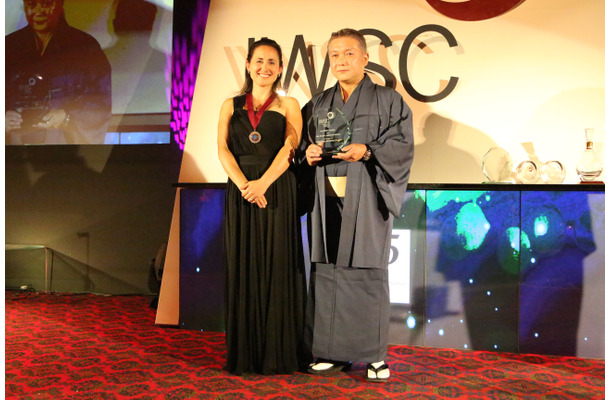 IWSC2014責任者のローラ・カテナ氏、西酒造代表の西陽一郎氏（左から）