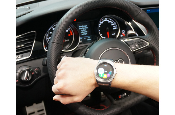 「LG Watch Urbane LTE」とスマートカーの連携による使用シーンを提案