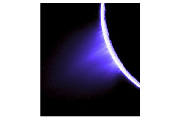 カッシーニ探査機によって撮影された、エンセラダスから噴出する間欠泉（画像提供NASA/JPL）