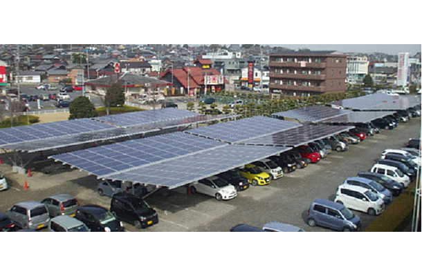 カリモク家具の緒川アウトレット駐車場に設置されたカーポート型太陽光発電設備