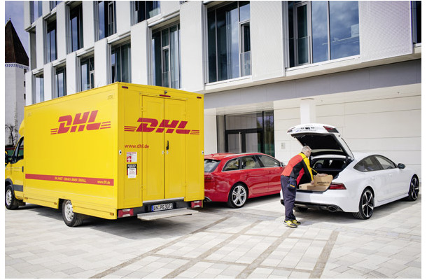 DHLがアマゾンの商品をアウディ車のトランクに配達するアウディ・コネクト・イージー・デリバリー