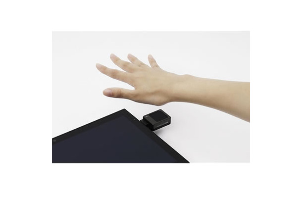 手のひらをかざすことで静脈認証が行える小型センサー「PalmSecure-SLセンサー」のポータブルセンサー