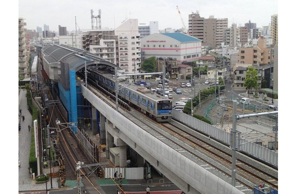 押上線の京成曳舟駅。2013年8月から上り線が高架線に切り替えられており、今年8月23日には下り線も高架線に切り替えられる予定。