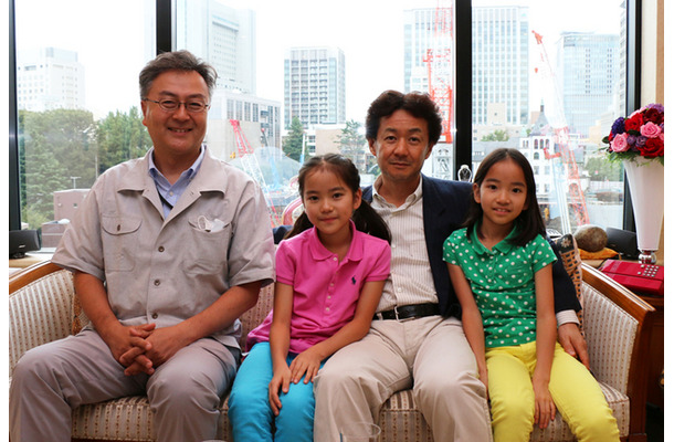 日本歯学センターにてインタビューに応える井上剛さん親子と日本歯学センター 歯科医師 田北ユキヒロ氏（左）