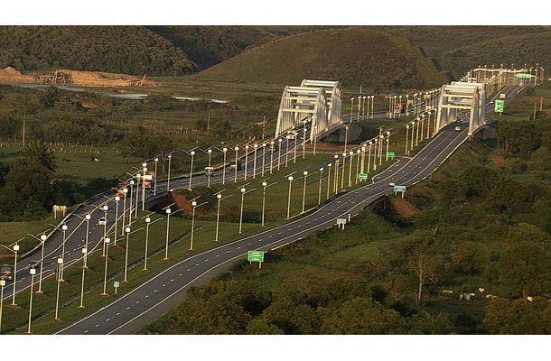 京セラがソーラー街灯を納入したブラジルの高速道路。CO2削減は世界的な課題となっているがその解決策として注目したい取り組みの1つである（画像はプレスリリースより）