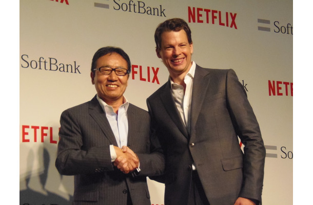 ソフトバンクの代表取締役社長 兼 CEO 宮内謙氏と、Netflix日本法人のグレッグ・ピーターズ氏