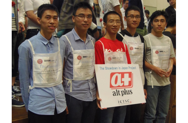 TSJ賞を受賞し、喜びに沸くハノイ工科大学の皆さん。ベトナムの工科大学の最高峰だ