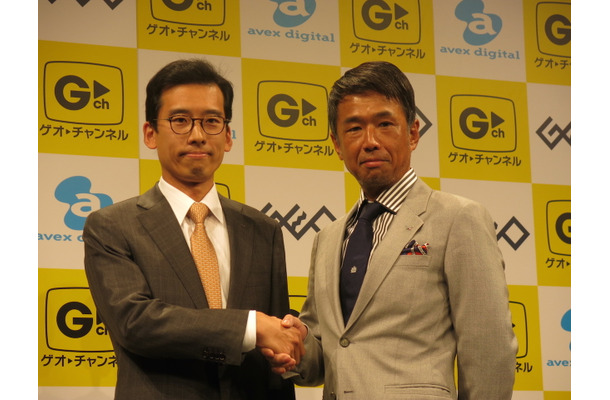 ゲオホールディングス代表取締役の遠藤結蔵氏（左）、エイベックス・グループ・ホールディングスの代表取締役副社長の千葉龍平氏