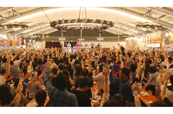 昨年の「横浜オクトーバーフェスト」の様子。陽気なドイツ楽団とともに約1000人が大合唱で乾杯！