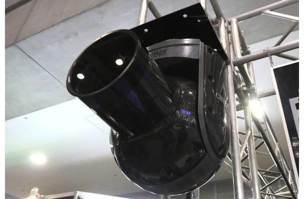 超高感度カメラ搭載ヘリコプター用カメラ防振装置「CINEFLEX ULTRA」。内部には高感度カメラが搭載されている（撮影：防犯システム取材班）