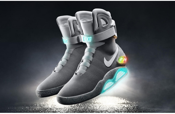 履くと自動的に靴ヒモが締まる自動調節機能「オートマティック レーシング システム」を装備する「THE 2015 Nike Mag」