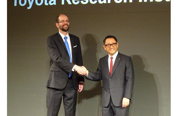 トヨタ・リサーチ・インスティテュートのCEOに就任するギル・プラット氏（左）と豊田章男社長（右）