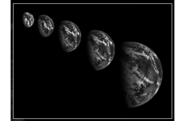 「はやぶさ2」スイングバイ直前に撮影された地球。左から右へ撮像時刻が移行しており、じょじょに接近している（C）JAXA