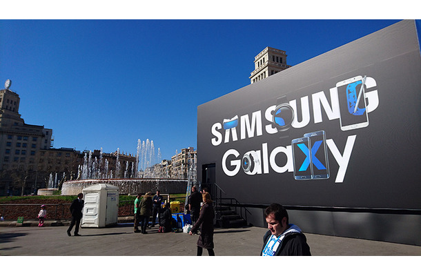 カタルーニャ広場でサムスンの特設イベントブースを発見