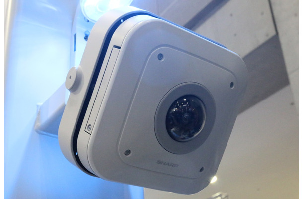 新型ネットワークカメラ「QG-B20C」。1型CMOSセンサーを搭載し、4K3K(4,064×3,048ピクセル／最大15fps）の高解像度を実現している（撮影：防犯システム取材班）