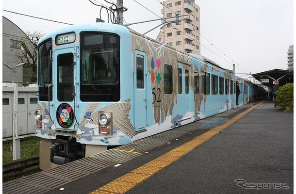 豊島園駅で報道公開された4000系改造の観光電車「52席の至福」（写真先頭は4号車）。4月17日から営業運行を開始する。