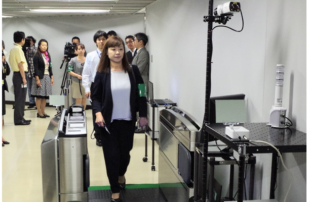 成田空港の従業員通路で行われた実証実験のひとコマ。従業員用IDカードをゲートにかざす際に爆発物の微粒子を採取し、顔認証システムで“なりすまし”でないかをチェックする（撮影：防犯システム取材班）