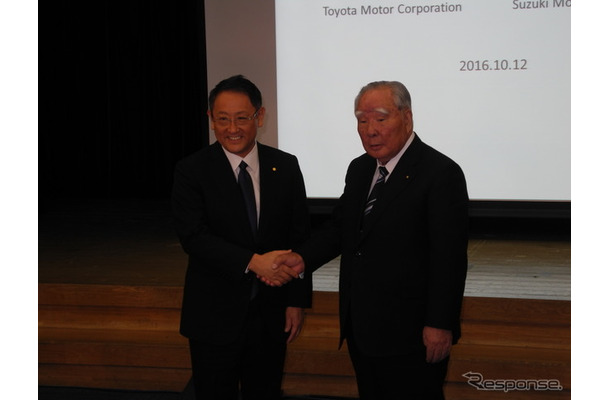 トヨタ自動車の豊田章男社長（左）とスズキの鈴木修会長