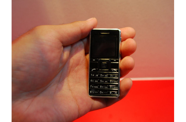 　携帯電話のストラップになる重さ30gで大きさはペパーミント菓子「フリスク」のケースとほぼ同等のPHS」。「WIRELESS JAPAN 2008」のエイビットブースでは、超小型のPHS「ストラップフォン」を展示している。製品化の時期は未定だ。