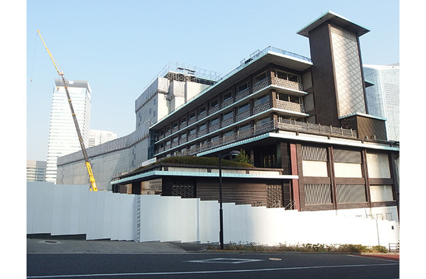 １５年８月で閉館し、解体が進むホテルオークラ東京本館。新棟は１９年春に開業する