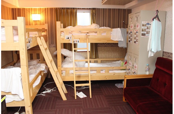 ドミトリーでは異なるグループの宿泊客が、一つの部屋に寝泊まりする