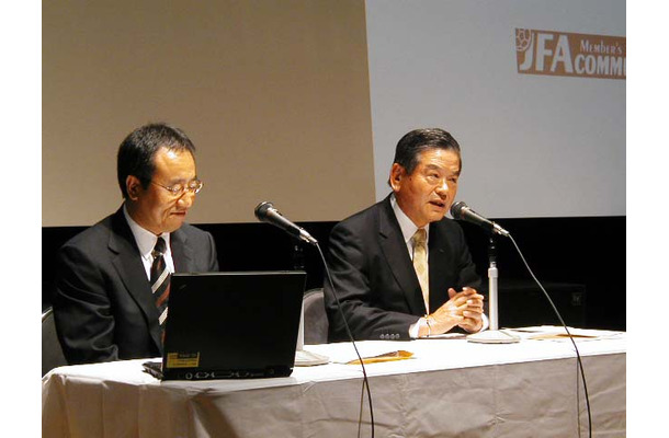 記者会見する日本サッカー協会キャプテンの川淵三郎氏（右）と、ソフトバンクBB副社長の宮内謙氏（左）