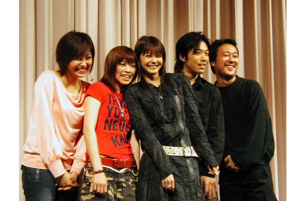 11/25に開かれた舞台挨拶でのひとコマ。倉持健一監督と出演陣4人が登場した