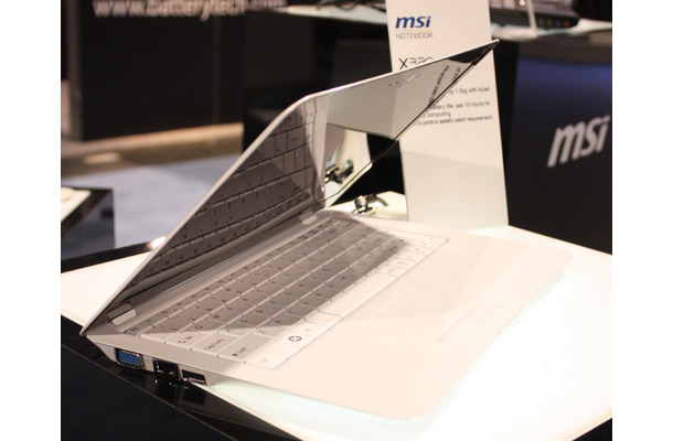 　米ラスベガスにて開催中のCES 2009では、数多くのノートPCの新製品が各メーカーから発表されているが、今回はその中でもMacBook Air風のデザインが一際目を引く、エムエスアイコンピューターの「MSI X320」を紹介する。