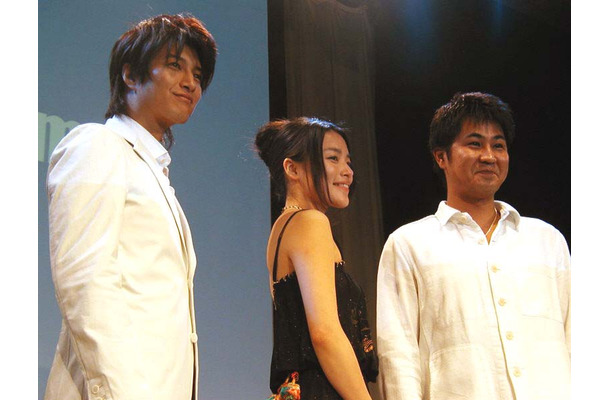 「山手線デス・ゲーム」の舞台挨拶風景。左から天野裕成、桃生亜希子、増本庄一郎監督