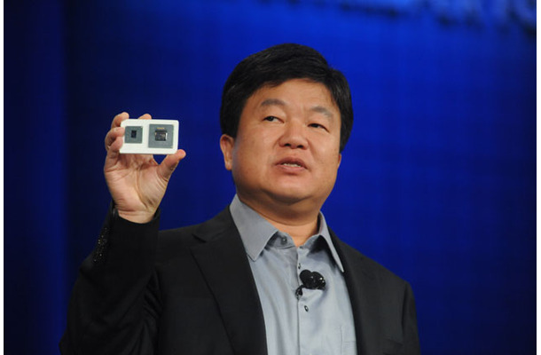 Atom CE4100（左側のチップ）を説明するインテル上席副社長兼デジタルホーム事業本部長のエリック・キム氏