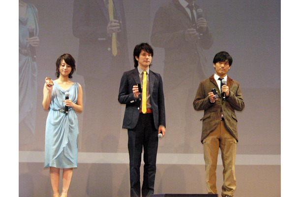 会場に登場した堀北真希さん、松山ケンイチさん、劇団ひとりさん