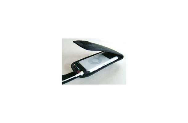 　ファブリックライフは、iPod nano専用ケース「porti」を同社オンラインショップ「SUONO」で発売した。ケースに入れたままiPod nanoの操作ができるのはもちろん、蓋を付けることで本体の保護性を高めているのが特徴。