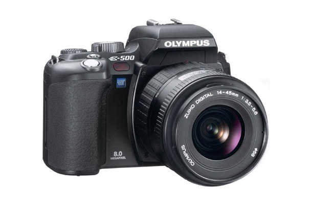 デジタル一眼レフカメラの普及型モデル「E-500」 ブラックモデル