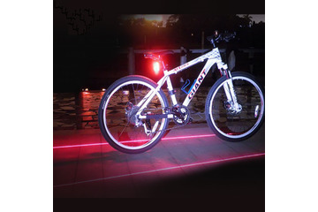 車幅分の車線をレーザーで照射する自転車用テールライト「車線deまもる君」 画像